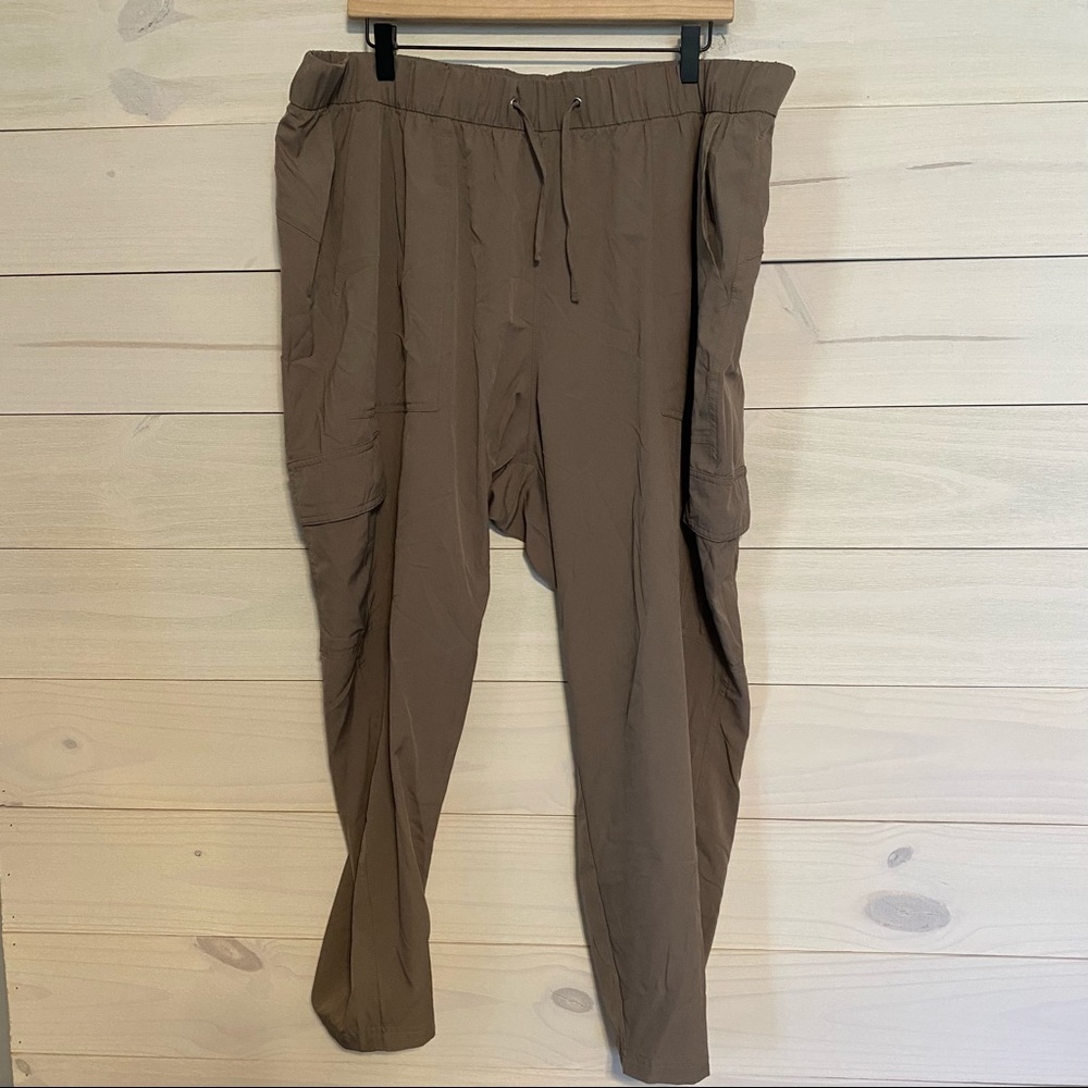 OLD NAVY plus size stretch tech elastic waist cargo crops